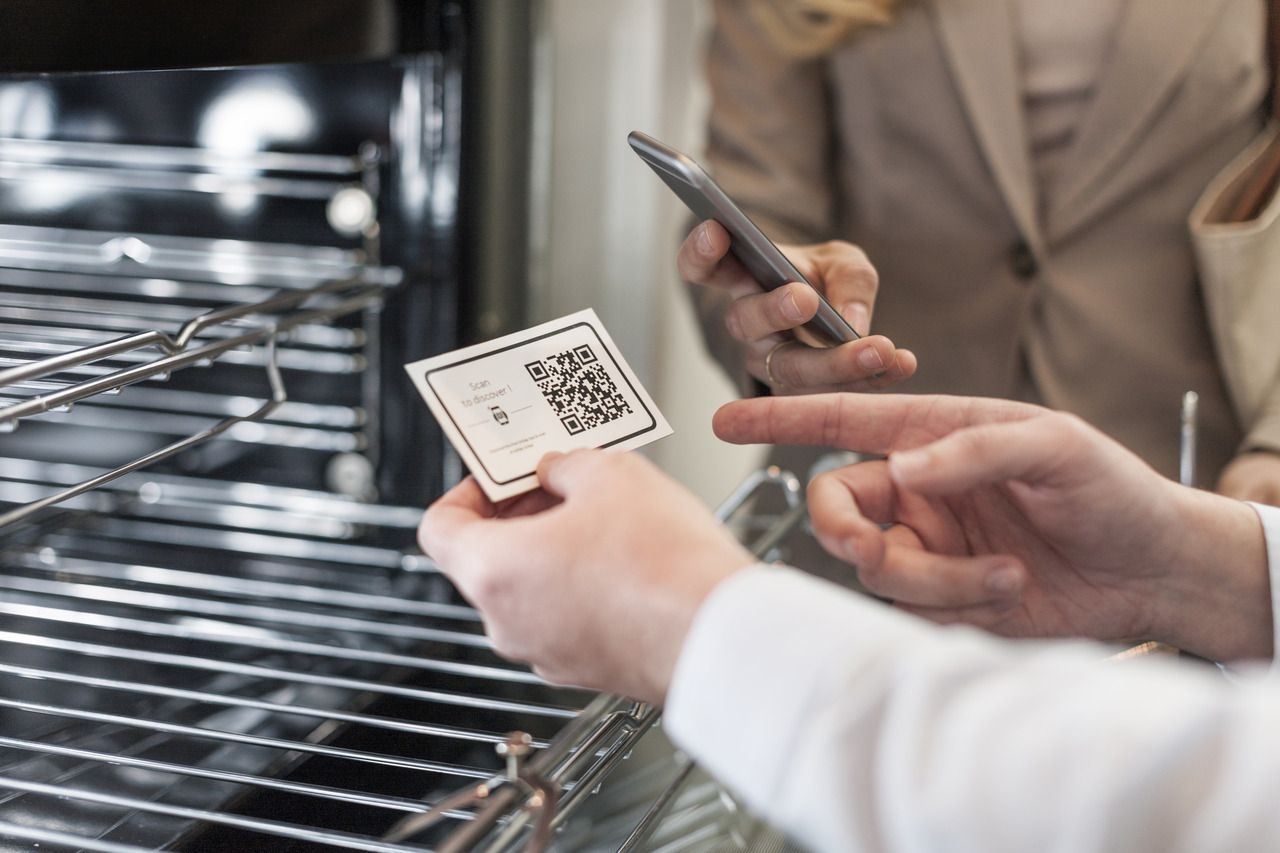 a shop assistant and a customer in the oven with a QR code