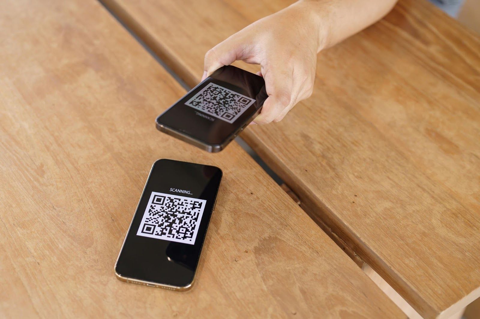 Side-by-side comparison of clear and blurry QR screenshots showing scan reliability factors